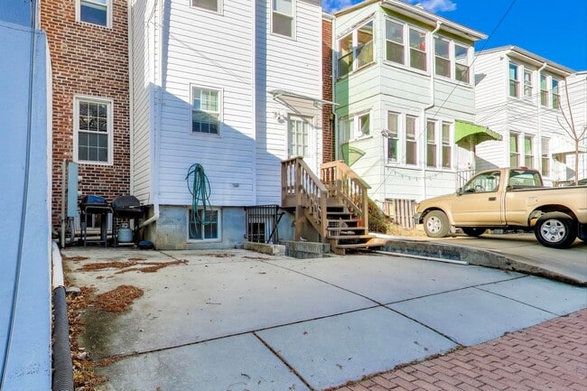 Building Photo - LEASE SPECIAL - $1,995 for a 16-24 month lease. 12 Month lease offered at $2,200 - .Spacious 2 Be...