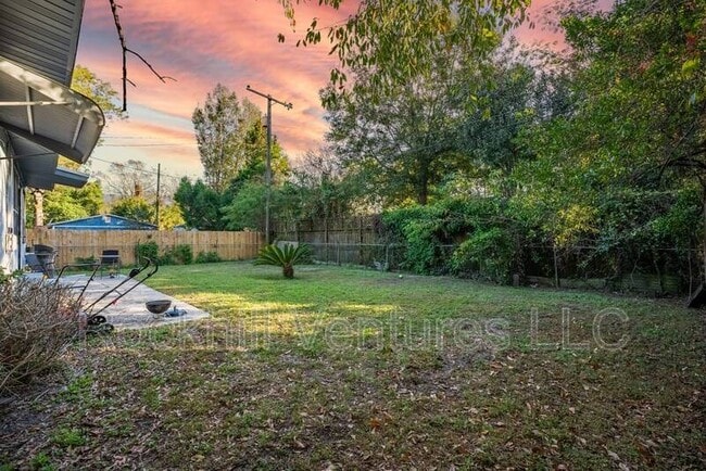 Building Photo - 1123 E 70th St