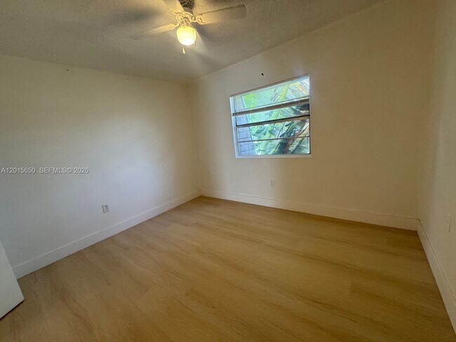 Building Photo - 4122 SW 61st Ave