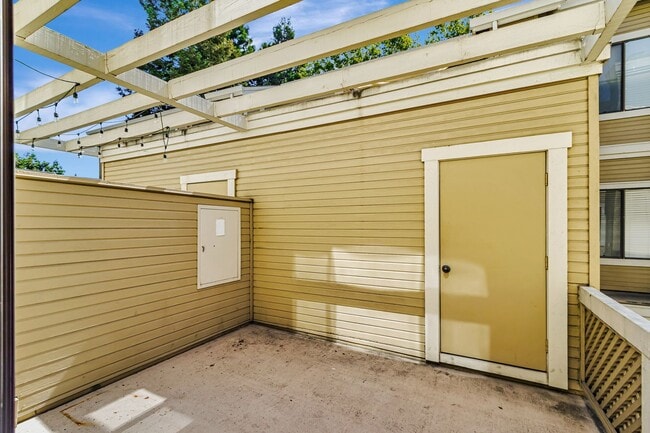 Building Photo - Two Primary Suites w/ Bonus Room l Prime L...