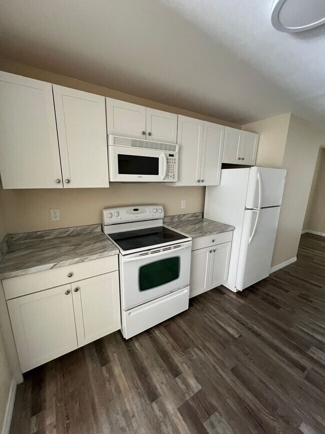 Building Photo - El Jobean Apartment