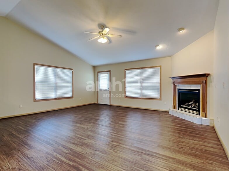 Building Photo - 3370 Redbud Dr