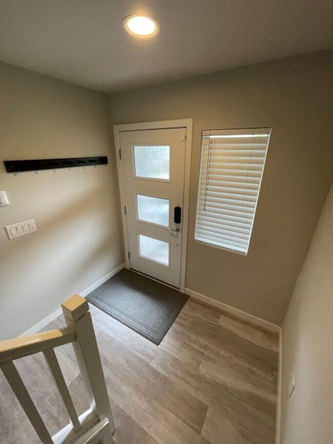 Building Photo - 4bd/3.5ba Lynnwood Townhouse