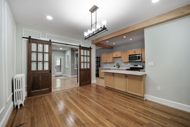 Building Photo - Sapcious Renovated Mt. Pleasant Home with ...