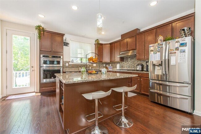 Building Photo - 9 Landmark Ln