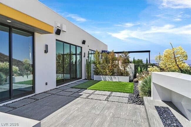 Building Photo - 692 Scenic Cliff Dr