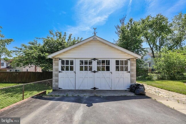 Building Photo - 1321 Maple Ave