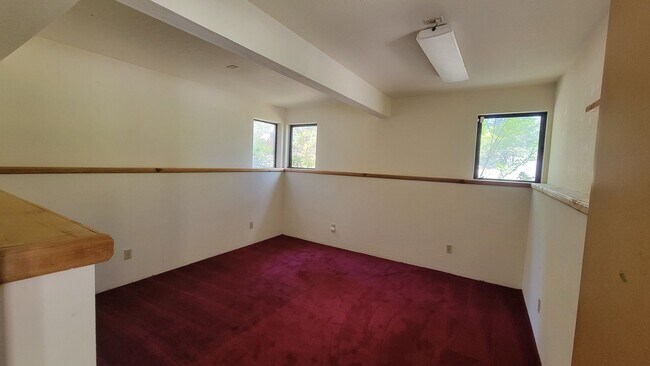 Building Photo - Spacious 6 Bedroom 5 Bathroom Within Walki...