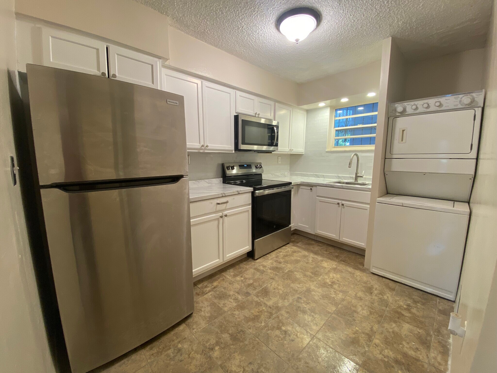 Building Photo - 2498 SW 17th Ave