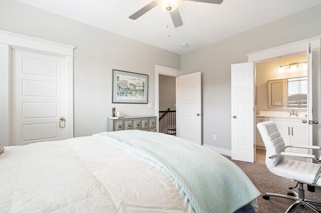 Building Photo - Gorgeous, luxury townhome in convenient West Nashville