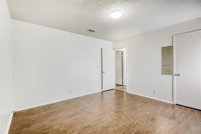 Building Photo - 6601 Skycrest Dr