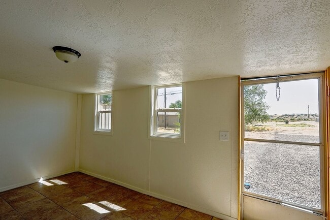 Building Photo - Spacious Mobile Home – Full Property Renta...