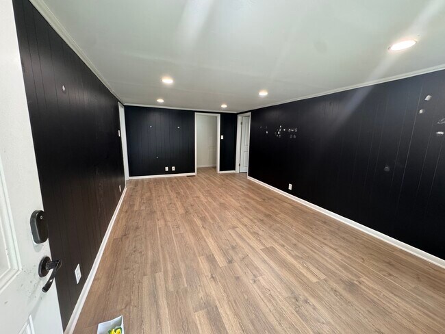 Building Photo - 604 Elmira Ave