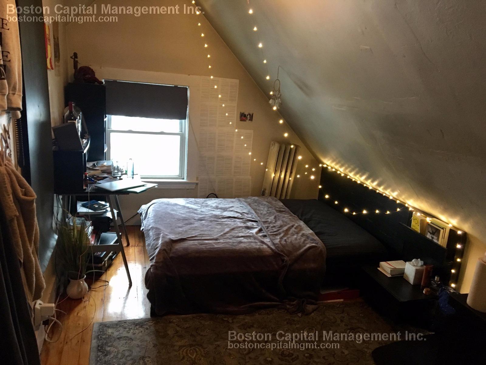 Building Photo - 76 Linden St