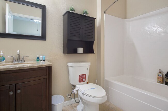 Building Photo - Modern 3-Bedroom, 2-Bath Townhouse near Ch...