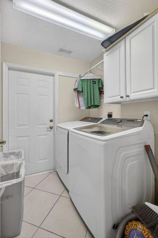 Building Photo - 146 Fernwood Crescent