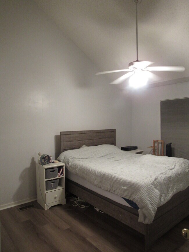 Building Photo - 302 S Hill Ln