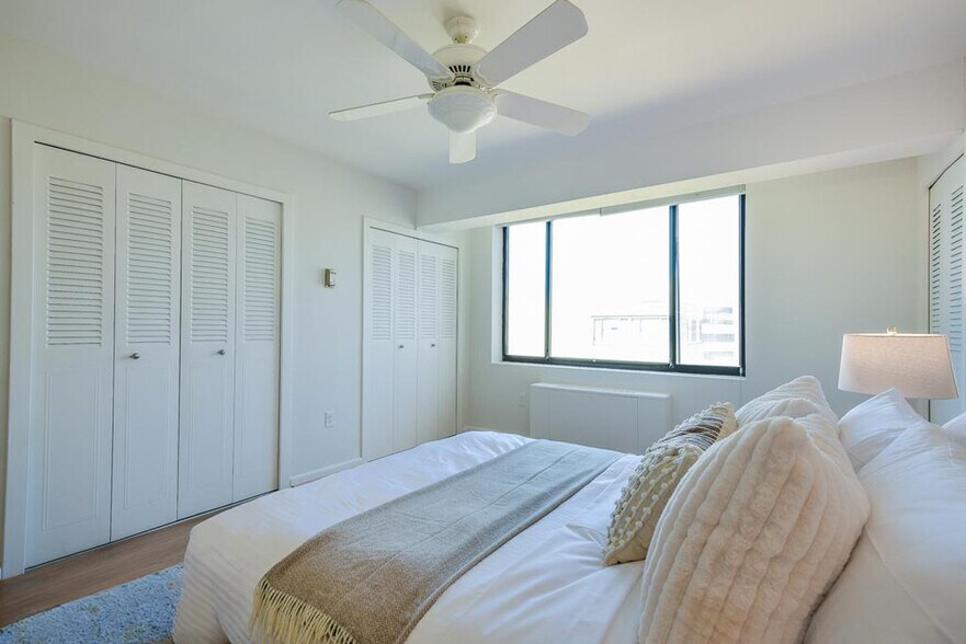 Building Photo - 522 21st St NW