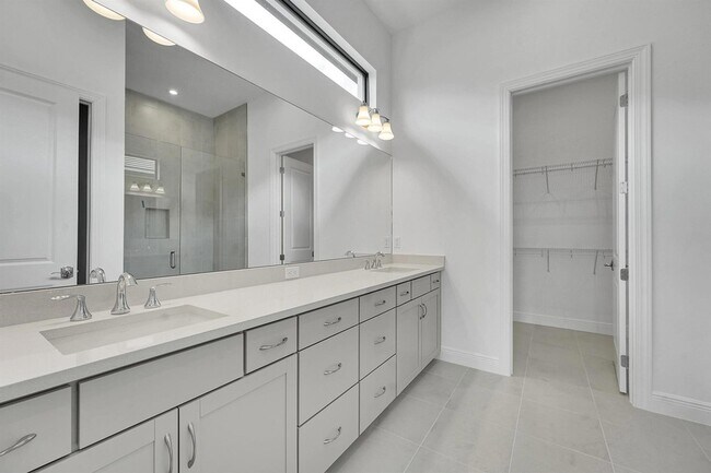 Building Photo - 13920 Vivant Dr