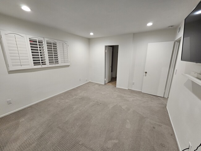 Building Photo - 400 S Flower St