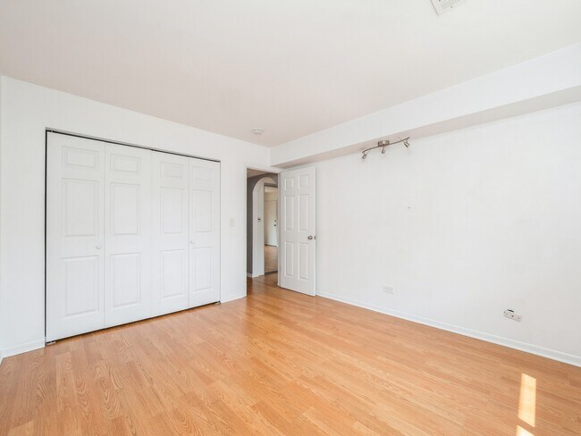 Building Photo - 880 S Plum Grove Rd