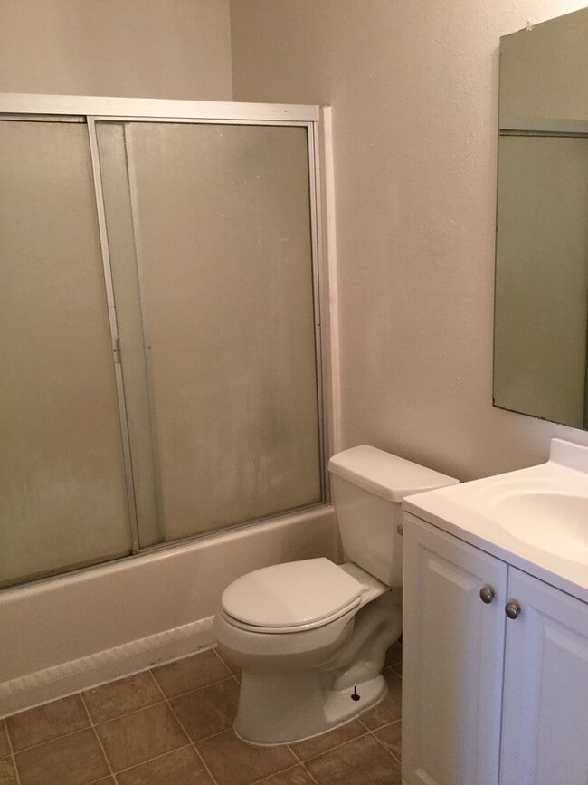 Building Photo - 2 bedroom 2 bath duplex