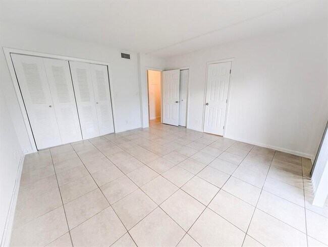 Building Photo - 3800 Riverside Dr