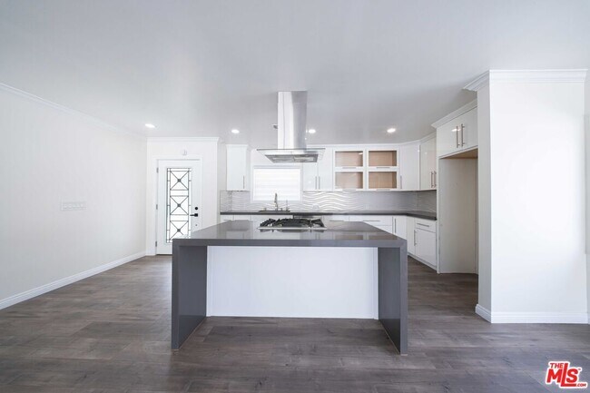 Building Photo - 8432 Glenoaks Blvd