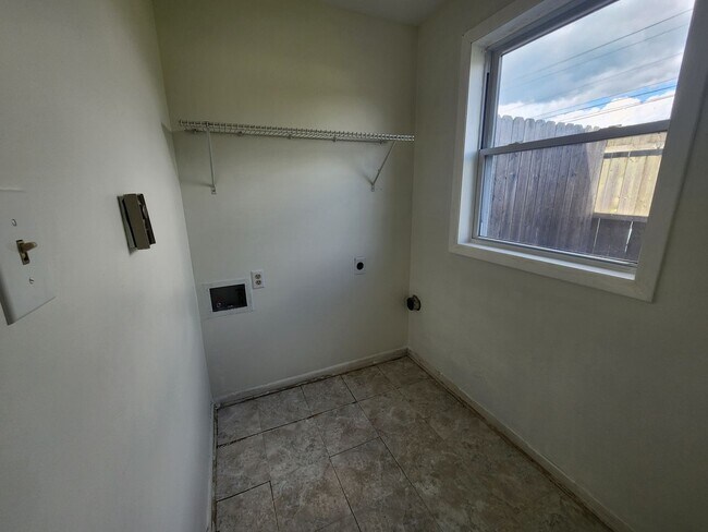 Building Photo - 3430 Gregway Dr