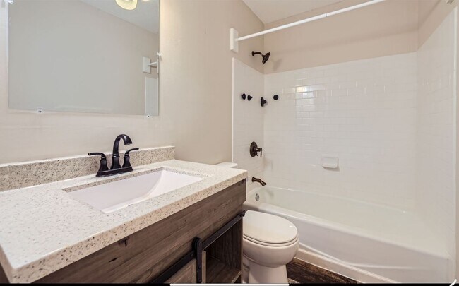 Building Photo - Spacious 3 - Bedroom Townhome with Modern ...