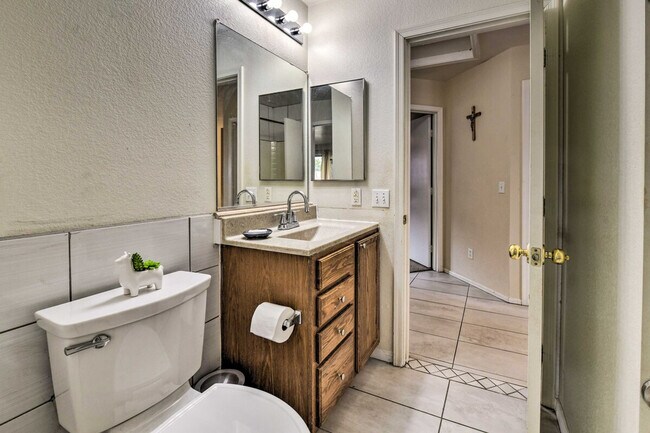 Building Photo - 1836 N Parkside Ln