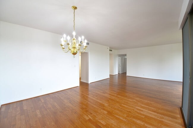 Building Photo - 2121 S Yorktown Ave