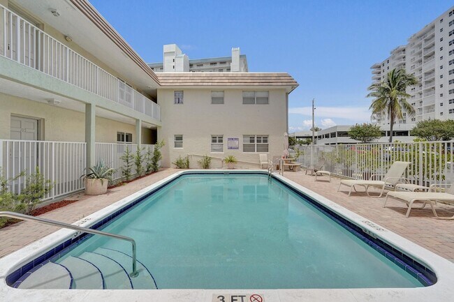 Building Photo - 1450 N Riverside Dr