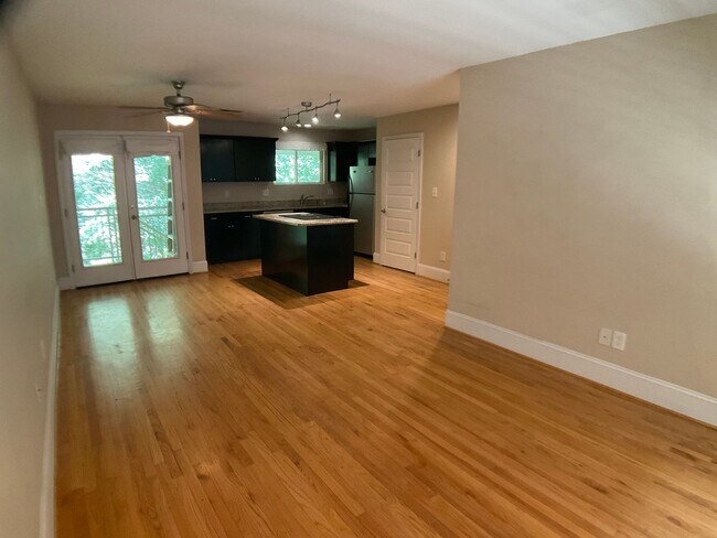 Building Photo - Gorgeous 2 Bed Condo in the heart of Carrboro!