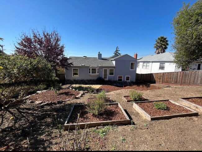 Building Photo - 5685 Jordan Ave