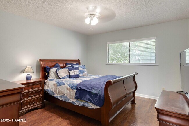 Building Photo - 303 Plaza Village Dr