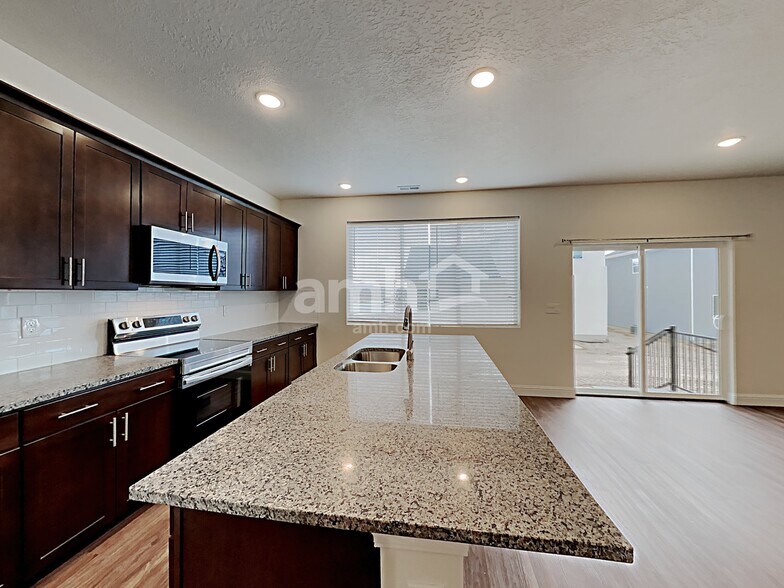 Building Photo - 2440 E Surry Way