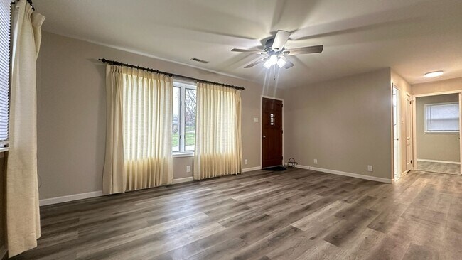 Building Photo - Great layout, cozy 3-bedroom, 1-bath house in a quiet neighborhood