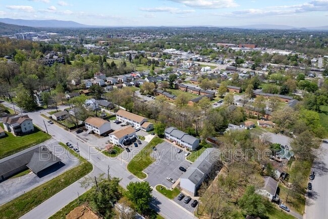 Building Photo - 605 Hamlet Ave