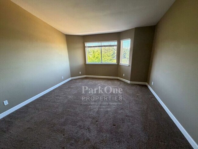 Building Photo - Updated Townhouse in Clayton Available for Lease now!