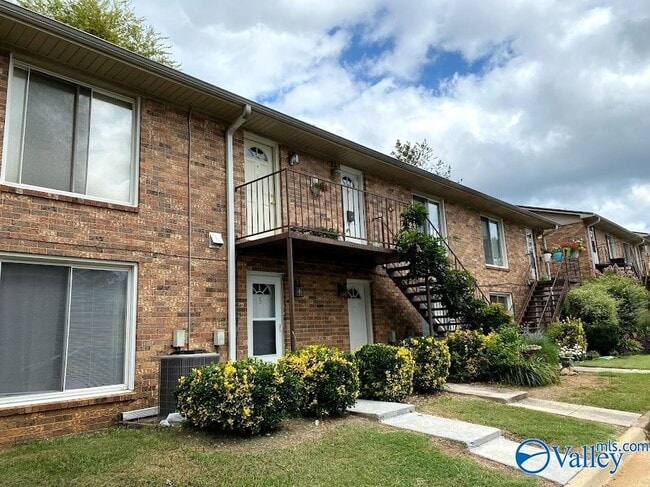 Building Photo - 2014 Hobbs Rd SE