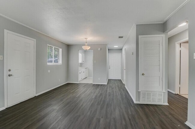 Building Photo - 1811 Magnolia Dr