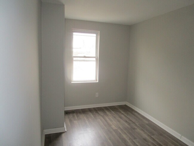 Building Photo - Spacious Front-Porch Row - Oak Lane