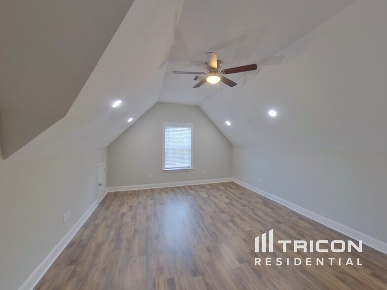 Building Photo - 435 Titans Cir