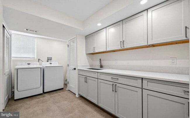 Building Photo - 1109 Hillcrest Dr SW