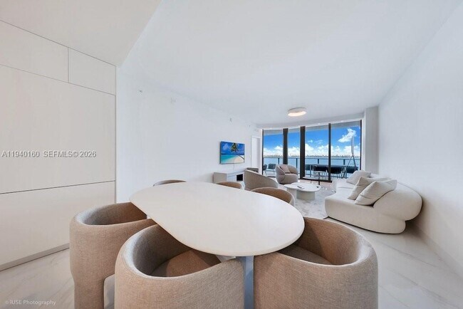 Building Photo - 700 NE 24th St