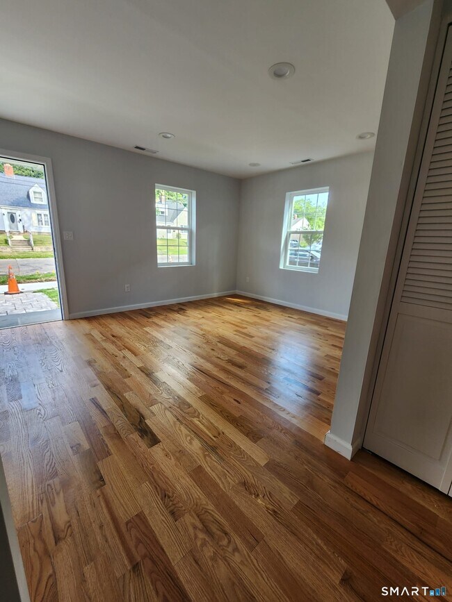 Building Photo - 44 Rosewood Ave