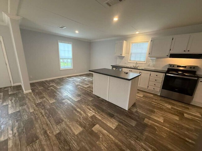 Building Photo - BEAUTIFUL +55 HOA COMMUNITY