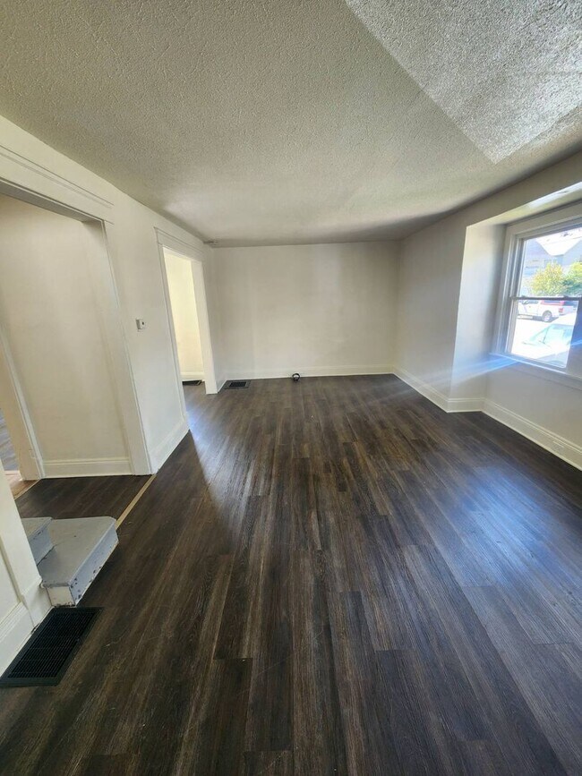 Building Photo - Charming 3-Bedroom Property in Prime Location