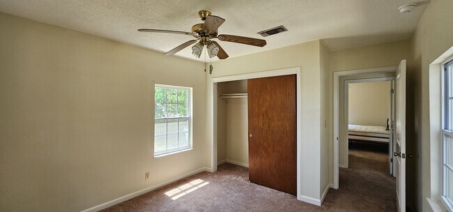Building Photo - 725 Powell Dr
